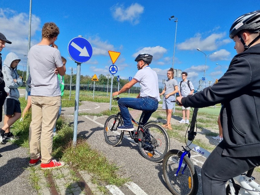 Zdjęcie 3. Uczniowie ze szkół innych niż podstawowa podczas szkolenia przygotowującego się do egzaminu praktycznego na Kartę rowerową na terenie „miasteczka rowerowego” w MCBRD w Modlinie. (zdjęcie źródło: WORD w Warszawie)