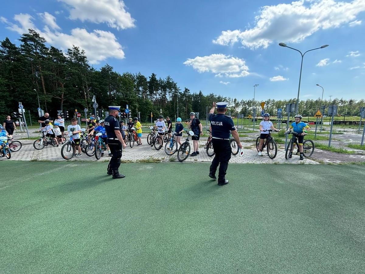 Zdjęcie 4. Policjanci z Komendy Powiatowej Pplicji w Nowym Dworze Mazowieckim podczas konkursu przeprowadzanego z okazji „Rowerowego Dnia Dziecka” na terenie MCBRD w Modlinie. (zdjęcie źródło: KPP w Nowym Dworze Mazowieckim)