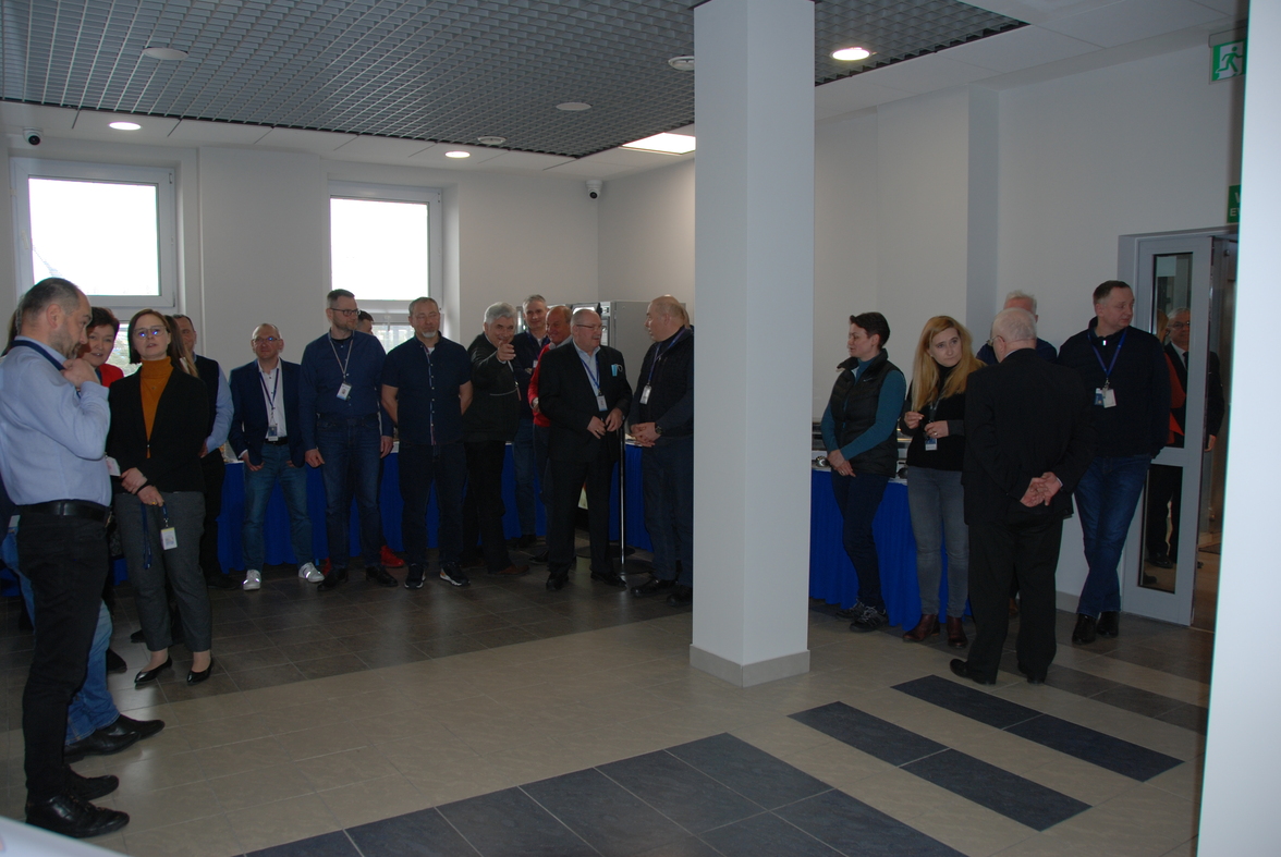 Zdjęcie 7 - Uczestniczące w otwarciu grono pracowników WORD w Warszawie