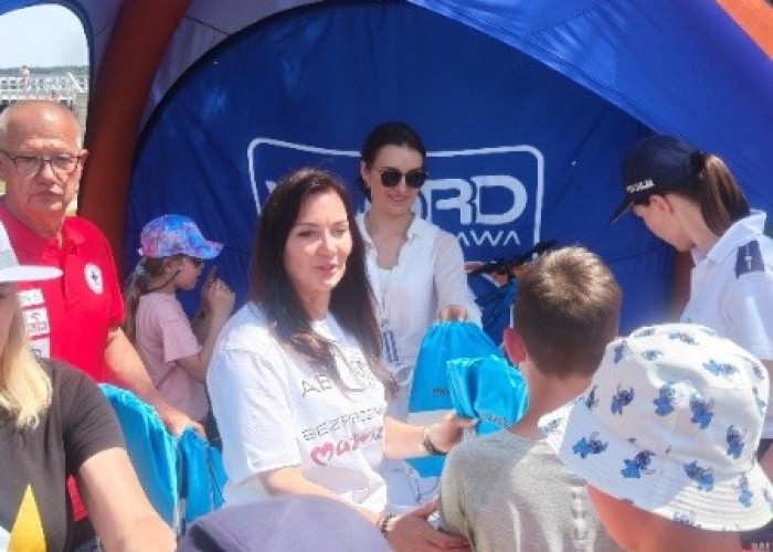 Zdjęcie 8. Na zdjęciu (od lewej): Prezes Legionowskiego WOPR Pan Krzysztof Jaworski, Członkini Zarządu Województwa Mazowieckiego w Warszawie – Pani Anna Brzezińska, Egzaminator z WORD w Warszawie Pani Emilia Liberacka, aspirant z Policji Rzecznej w Warszawie - Pani Aleksandra Wasiak podczas wręczania dzieciom zestawów „BRD”. (zdjęcie źródło: WORD w Warszawie).