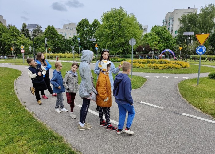 Zdjęcie 4. Dzieci ze szkół podstawowych przygotowujące się do jazdy na miasteczku rowerowym przy ul. Kazury. (Zdjęcie źródło: WORD w Warszawie)
