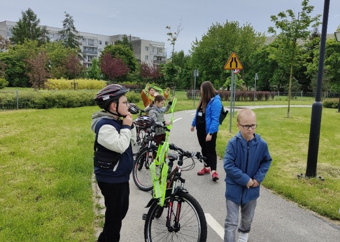 Zdjęcie 5. Dzieci ze szkół podstawowych podczas jazdy po miasteczku rowerowym przy ul. Kazury. (Zdjęcie źródło: WORD w Warszawie)