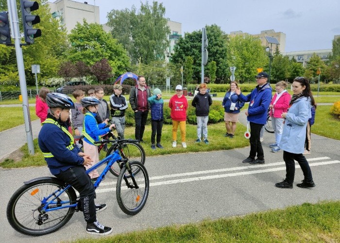 Zdjęcie 9. Wręczanie nagród zwycięzcom konkursu sprawnościowego z jazdy rowerem po miasteczku rowerowym przy ul. Kazury przez Egzaminatora z WORD w Warszawie Sławomira Bakalarskiego oraz dzieci ze szkoły. Zdjęcie źródło: WORD w Warszawie)