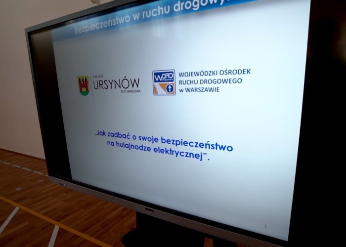Zdjęcie 1. Strona tytułowa prezentacji pod nazwą „Jak zadbać o swoje bezpieczeństwo na hulajnodze elektrycznej”. (Zdjęcie źródło: Urząd Dzielnicy Ursynów m. st. Warszawy).