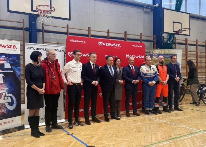 Zdjęcie 1. Zaproszeni goście, przedstawiciele: Samorządu Województwa Mazowieckiego, Rady m. st. Warszawy, Dzielnicy Śródmieście m. st. Warszawy, SPZOZ MEDITRANS w Warszawie, Automobilklubu Polskiego, WORD w Warszawie oraz SP nr 220 w Warszawie. (Zdjęcie źródło: Automobilklub Polski)