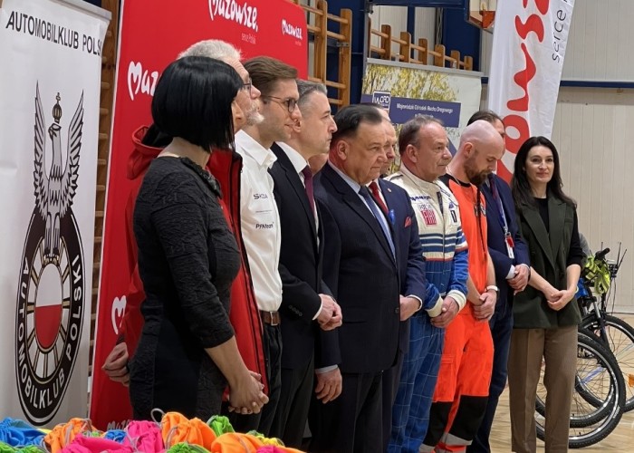 Zdjęcie 2. Zaproszeni goście, przedstawiciele: Samorządu Województwa Mazowieckiego, Rady m. st. Warszawy, Dzielnicy Śródmieście m. st. Warszawy, SPZOZ MEDITRANS w Warszawie, Automobilklubu Polskiego, WORD w Warszawie oraz SP nr 220 w Warszawie. (Zdjęcie źródło: Automobilklub Polski).