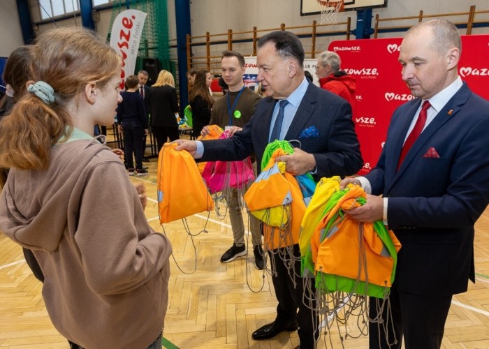 Zdjęcie 4. Marszałek województwa Adam Struzik oraz burmistrz Dz. Śródmieście m. st. Warszawy Aleksander Ferens wręczają młodzieży zestawy „BRD”. (Zdjęcie źródło: mazovia.pl).