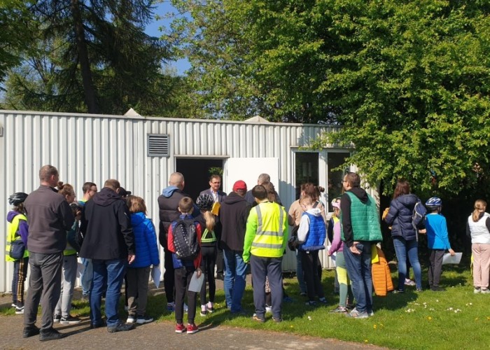 Zdjęcie 1. Zajęcia edukacyjne dotyczące bezpieczeństwa ruchu drogowego prowadzi Egzaminator z WORD w Warszawie Sławomir Bakalarski. (Zdjęcie źródło: Delegatura Stołecznego Centrum Bezpieczeństwa w Dzielnicy Ursus m. st. Warszawy)