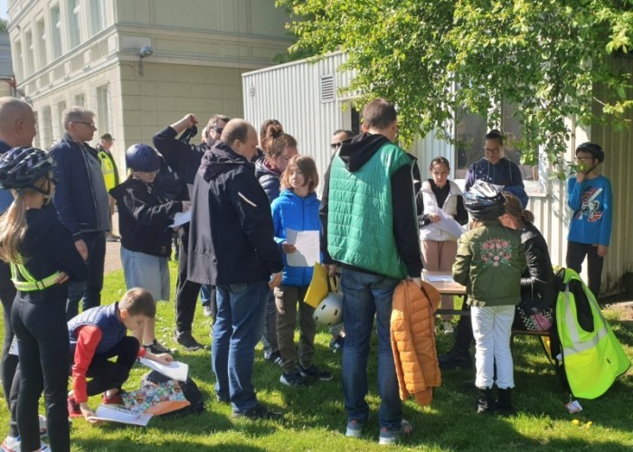 Zdjęcie 2. Zapisy na egzamin na Kartę rowerową. (Zdjęcie źródło: Delegatura Stołecznego Centrum Bezpieczeństwa w Dzielnicy Ursus m. st. Warszawy)