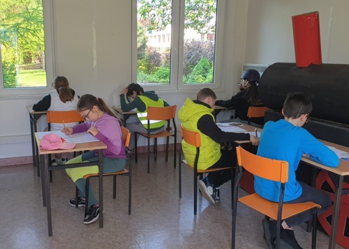 Zdjęcie 3. Egzamin teoretyczny na Kartę rowerową. (Zdjęcie źródło: Delegatura Stołecznego Centrum Bezpieczeństwa w Dzielnicy Ursus m. st. Warszawy)