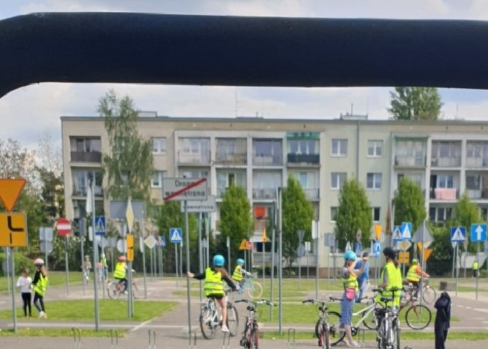 Zdjęcie 4. Egzamin praktyczny na Kartę rowerową. (Zdjęcie źródło: Delegatura Stołecznego Centrum Bezpieczeństwa w Dzielnicy Ursus m. st. Warszawy)