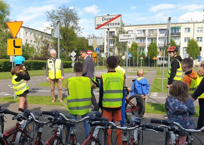 Zdjęcie 5. Przedstawienie wyników egzaminów praktycznych. (Zdjęcie źródło: Delegatura Stołecznego Centrum Bezpieczeństwa w Dzielnicy Ursus m. st. Warszawy)