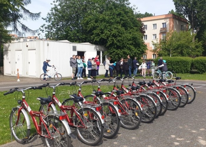 Zdjęcie 1. Zapisy na egzamin na Kartę rowerową. (Zdjęcie źródło: Delegatura Stołecznego Centrum Bezpieczeństwa w Dzielnicy Ursus m. st. Warszawy)