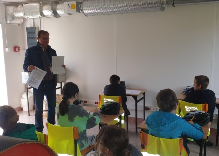 Zdjęcie 2. Egzaminator z WORD w Warszawie Sławomir Bakalarski wyjaśnia zasady Egzaminu teoretycznego na Kartę rowerową. (Zdjęcie źródło: Delegatura Stołecznego Centrum Bezpieczeństwa w Dzielnicy Ursus m. st. Warszawy)