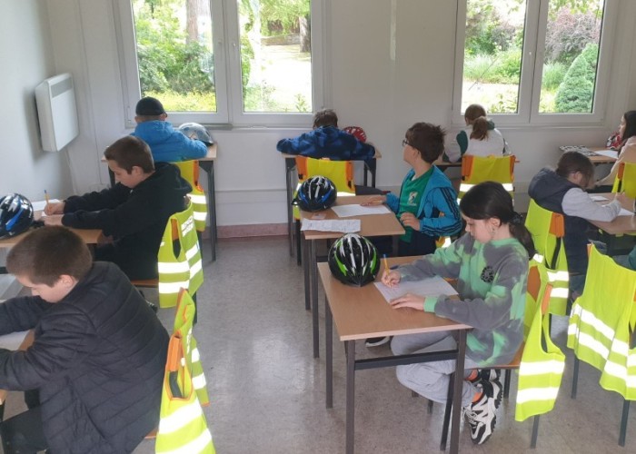 Zdjęcie 3. Egzamin teoretyczny na Kartę rowerową. (Zdjęcie źródło: Delegatura Stołecznego Centrum Bezpieczeństwa w Dzielnicy Ursus m. st. Warszawy)