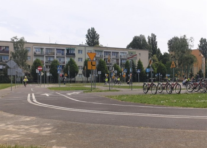 Zdjęcie 4. Egzamin praktyczny na Kartę rowerową. (Zdjęcie źródło: Delegatura Stołecznego Centrum Bezpieczeństwa w Dzielnicy Ursus m. st. Warszawy)