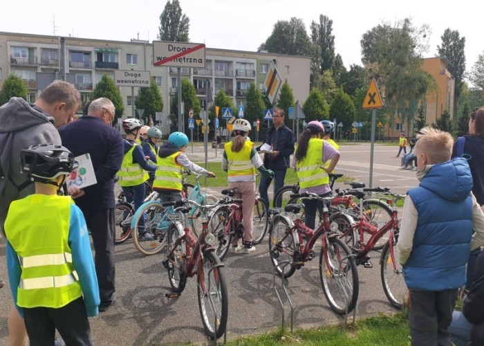 Zdjęcie 5. Przedstawienie wyników egzaminów praktycznych. (Zdjęcie źródło: Delegatura Stołecznego Centrum Bezpieczeństwa w Dzielnicy Ursus m. st. Warszawy)