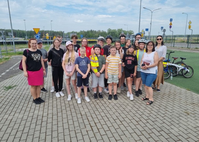 Zdjęcie 1. Dzieci i młodzież ze SP w Grodźcu wraz z wychowawczyniami oraz Egzaminatorem z WORD w Warszawie Emilią Liberacką na „miasteczku rowerowym” w MC BRD w Modlinie. (Zdjęcie źródło: WORD w Warszawie)