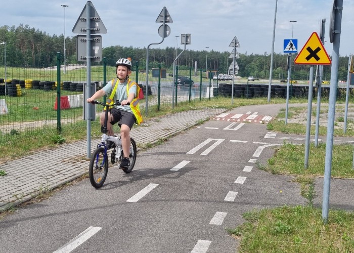Zdjęcie 5. Uczeń ze SP w Grodźcu podczas jazdy po „miasteczku rowerowym” w MC BRD w Modlinie. (Zdjęcie źródło: WORD w Warszawie)