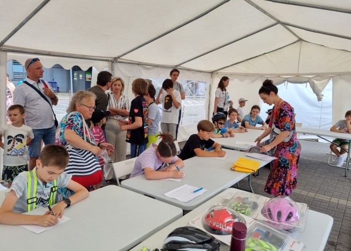 Zdjęcie 1. Uczestnicy konkursu z wiedzy teoretycznej z przepisów ruchu drogowego wraz z opiekunami oraz Egzaminatorka z WORD w Warszawie Emilia Liberacka. (Zdjęcia źródło: WORD w Warszawie)