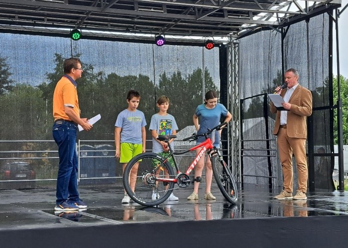 Zdjęcie 6. Egzaminator z WORD w Warszawie Sławomir Bakalarski wręcza nagrodę główną – „rower górski” zwycięzcy w konkursie z jazdy po torze rowerowym. (Zdjęcia źródło: WORD w Warszawie)