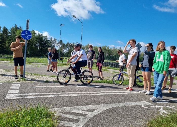 Zdjęcie 1. Uczestnicy „szkolenia praktycznego” na Kartę rowerową na miasteczku rowerowym z prowadzącym zajęcia praktyczne Egzaminatorem z WORD w Warszawie Sławomirem Bakalarskim. (Zdjęcie źródło: WORD w Warszawie)