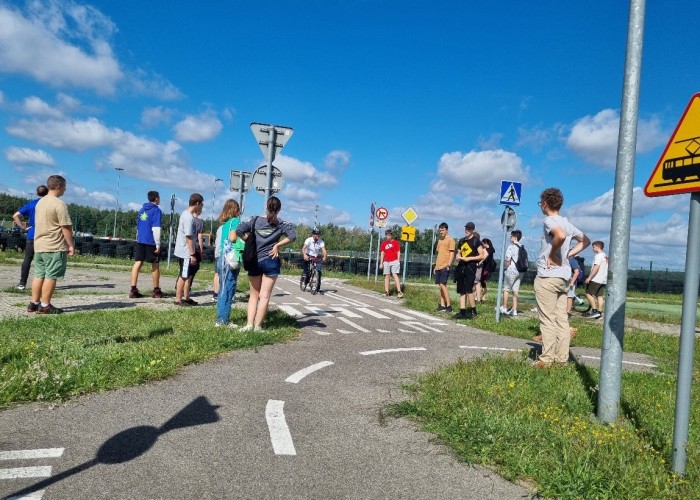 Zdjęcie 3. Uczestnicy „szkolenia praktycznego” na Kartę rowerową na miasteczku rowerowym z prowadzącym zajęcia praktyczne Egzaminatorem z WORD w Warszawie Sławomirem Bakalarskim. (Zdjęcie źródło: WORD w Warszawie)