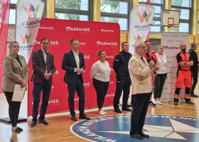 Zdjęcie 3. Na temat bezpieczeństwa w ruchu drogowym mówił również Zastępca Dyrektora Wojewódzkiego Ośrodka Ruchu Drogowego w Warszawie Tomasz Matuszewski (z tyłu zaproszeni goście). (Zdjęcie źródło: WORD w Warszawie)