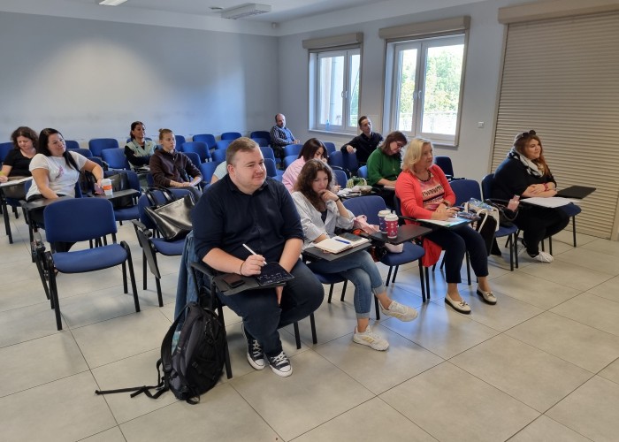 Zdjęcie 1. Uczestnicy szkolenia dla nauczycieli, którzy będą sprawdzać wiedzę oraz umiejętności osób ubiegających się o wydanie karty rowerowej. (Zdjęcie źródło: WORD w Warszawie)