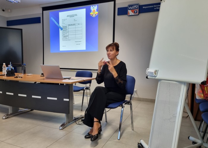 Zdjęcie 4. Tłumacz przysięgły języka migowego Monika Folwarczny podczas tłumaczenia na szkoleniu dla nauczycieli, którzy będą sprawdzać wiedzę oraz umiejętności osób ubiegających się o wydanie karty rowerowej. (Zdjęcie źródło: WORD w Warszawie)