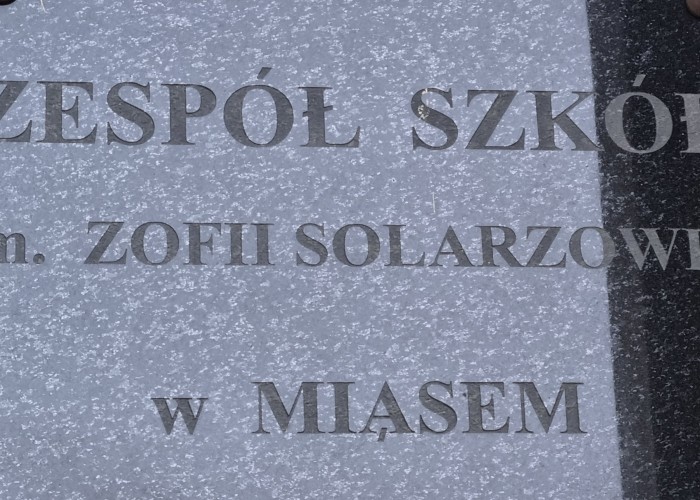 Zdjęcie 1. Tablica informacyjna z nazwą placówki edukacyjnej biorącej udział w kampanii społecznej „Jesteś widoczny, jesteś bezpieczny”. (Zdjęcie źródło: WORD w Warszawie)