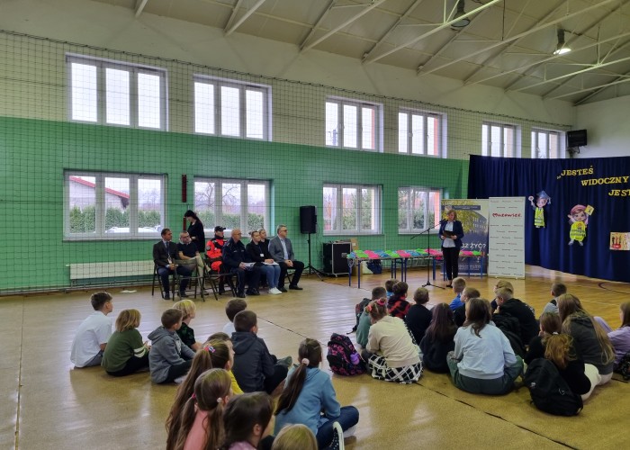 Zdjęcie 2. Rozpoczęcie spotkania: przywitanie i przedstawienie zaproszonych gości, nauczycieli i uczniów ze SP w Miąsem przez Dyrektor Szkoły Renatę Tymińską. (Zdjęcie źródło: WORD w Warszawie)