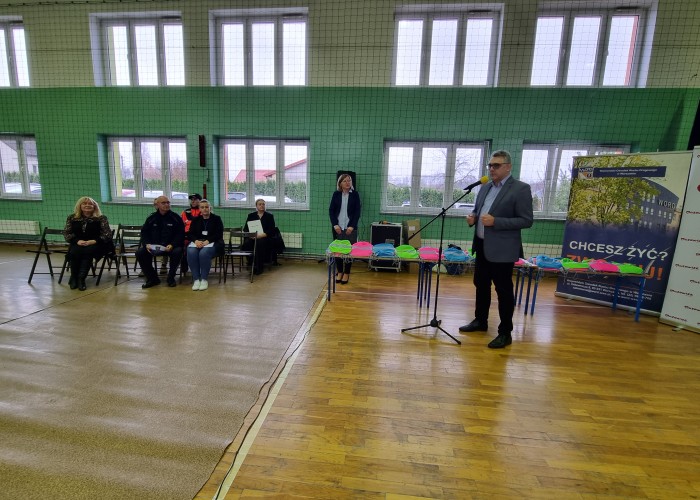 Zdjęcie 3. Artur Rola – Dyrektor Delegatury  Urzędu Marszałkowskiego Województwa Mazowieckiego w Wołominie przemawiający do uczniów ze SP w Miąsem”. (Zdjęcie źródło: WORD w Warszawie)