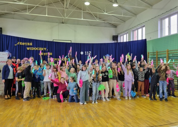 Zdjęcie 5. Wspólne pamiątkowe zdjęcie - zaproszeni gości oraz uczniowie ze SP w Miąsem. (Zdjęcie źródło: WORD w Warszawie)