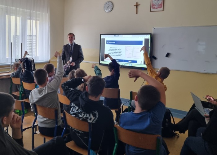 Zdjęcie 7. „Konkurs z wiedzy teoretycznej” prowadzi Sławomir Bakalarski – Egzaminator z WORD w Warszawie. (Zdjęcie źródło: WORD w Warszawie)