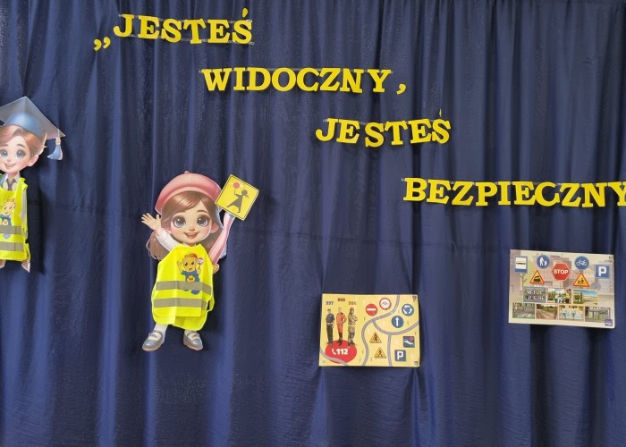 Zdjęcie 8. Dekoracja wykonana przez uczniów ze SP w Miąsem w związku z udziałem w kampanii „Jesteś widoczny, jesteś bezpieczny”. (Zdjęcie źródło: WORD w Warszawie)