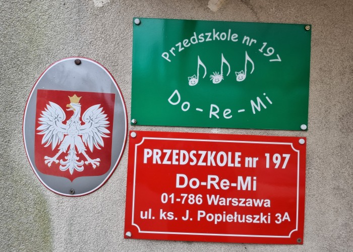 Zdjęcie 1. Tablica informacyjna z nazwą placówki edukacyjnej w której odbyło się spotkanie. (Zdjęcie źródło: WORD w Warszawie)