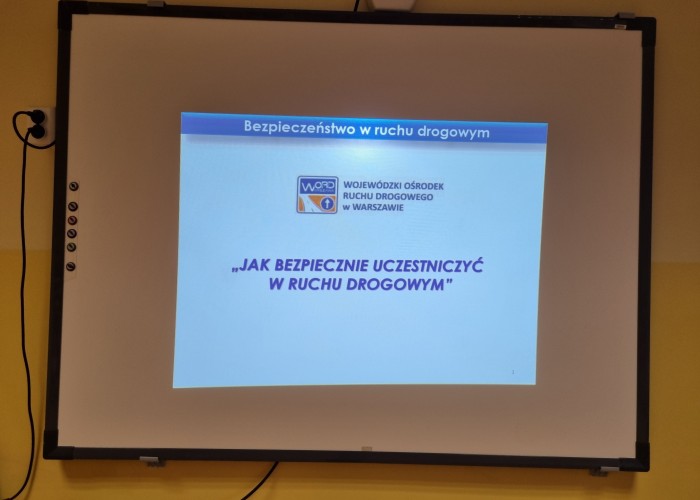 Zdjęcie 2. Prezentacja dotycząca zasad bezpiecznego uczestnictwa w ruchu drogowym. (Zdjęcie źródło: WORD w Warszawie)