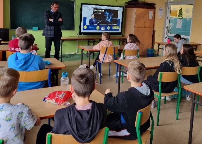 Zdjęcie 10. „Prezentacja multimedialna i konkurs z wiedzy teoretycznej” prowadzone przez Egzaminatora z Wojewódzkiego Ośrodka Ruchu Drogowego w Warszawie Sławomira Bakalarskiego (zdjęcie źródło: WORD w Warszawie).