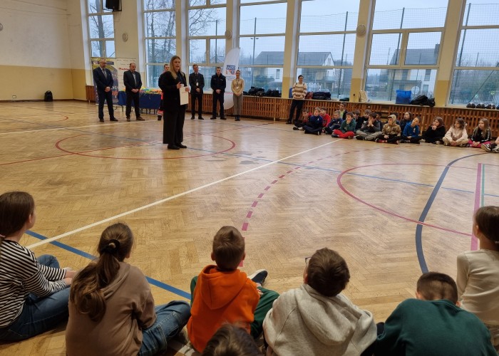 Zdjęcie 2. Omówienie celów kampanii oraz przedstawienie harmonogramu zajęć przez Panią Magdalenę Kalniuk – koordynatorkę kampanii p.n. „JWJB” z Urzędu Marszałkowskiego Województwa Mazowieckiego w Warszawie. (zdjęcie źródło: WORD w Warszawie). 