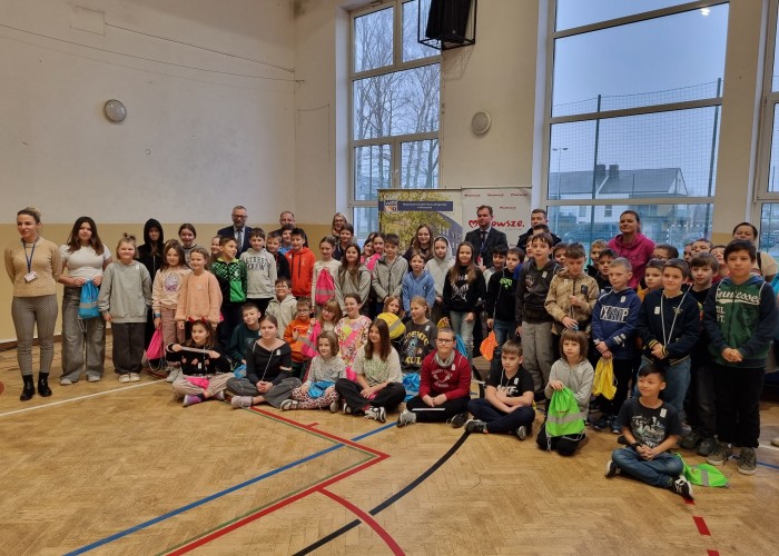 Zdjęcie 6. Wspólne pamiątkowe zdjęcie w Zespole Szkolno-Przedszkolnym w Otrębusach. (zdjęcie źródło: WORD w Warszawie).