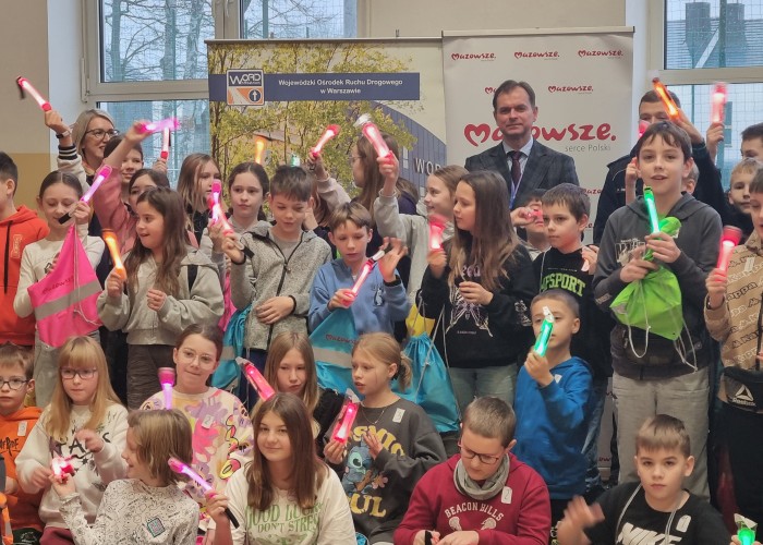 Zdjęcie 7. Wspólne pamiątkowe zdjęcie w Zespole Szkolno-Przedszkolnym w Otrębusach. (zdjęcie źródło: WORD w Warszawie).