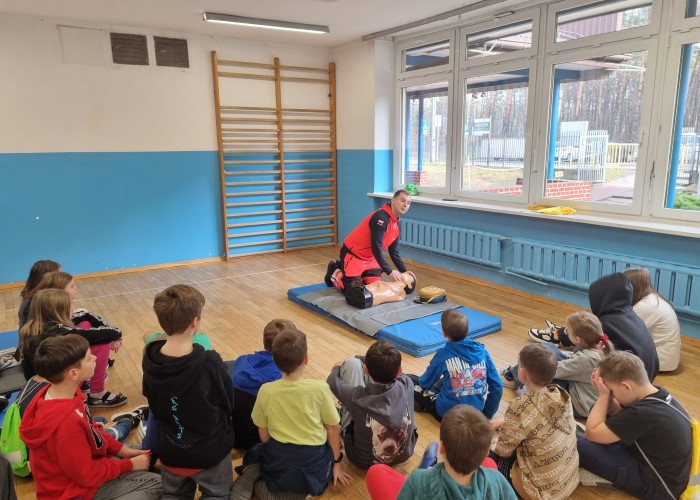 Zdjęcie 8. Omówienie oraz ćwiczenia z udzielania pierwszej pomocy - Marcin Błaszczyk Ratownik Medyczny z SPZOZ „MEDITRANS” w Warszawie. (zdjęcie źródło: WORD w Warszawie).