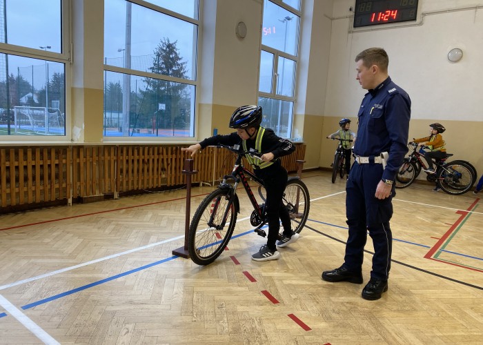 Zdjęcie 9. Zajęcia praktyczne - jazda po „torze rowerowym” pod nadzorem Piotra Ostrowskiego Policjanta z Komendy Powiatowej Policji w Pruszkowie. (zdjęcia źródło: Urząd Marszałkowski Województwa Mazowieckiego 
w Warszawie).