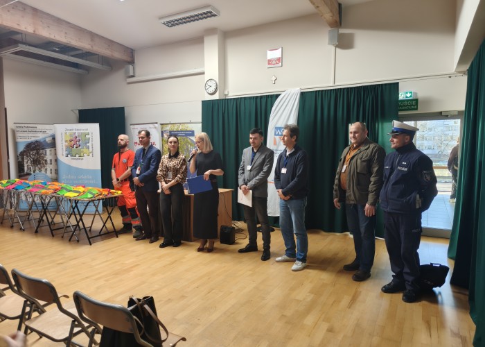 Zdjęcie 1. Rozpoczęcie spotkania: przywitanie i przedstawienie zaproszonych gości: (stoją od lewej) Pan Michał Kamiński Ratownik Medyczny z SPZOZ MEDITRANS w Warszawie, Pan Sławomir Bakalarski Pani Emilia Liberacka Egzaminatorzy z WORD w Warszawie, Pani Mirosława Lewandowska – Dyrektor SP nr 206 w Warszawie, Pan Kacper Wojdalski i Pan Marek Wagner – przedstawiciele Urzędu Marszałkowskiego Województwa Mazowieckiego w Warszawie, Pan Leszek Telak – przedstawiciel Wydziału Edukacji i Wychowania z Urzędu Dzielnicy Targówek, podkomisarz Artur Lipiec Policjant z Wydziału Ruchu Drogowego Komendy Stołecznej Policji. (zdjęcie źródło: WORD w Warszawie).