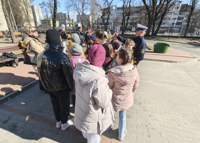 Zdjęcie 11. Uczniowie ze SP nr 206 w Warszawie oraz podkomisarz Artur Lipiec Policjant z Wydziału Ruchu Drogowego Komendy Stołecznej Policji podczas panelu „rowerowy tor przeszkód” (zdjęcie źródło: WORD w Warszawie).