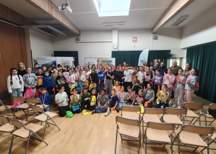 Zdjęcie 5. Wspólne pamiątkowe zdjęcie – zaproszeni goście oraz dzieci i nauczyciele ze SP nr 206 w Warszawie. (zdjęcie źródło: WORD w Warszawie).