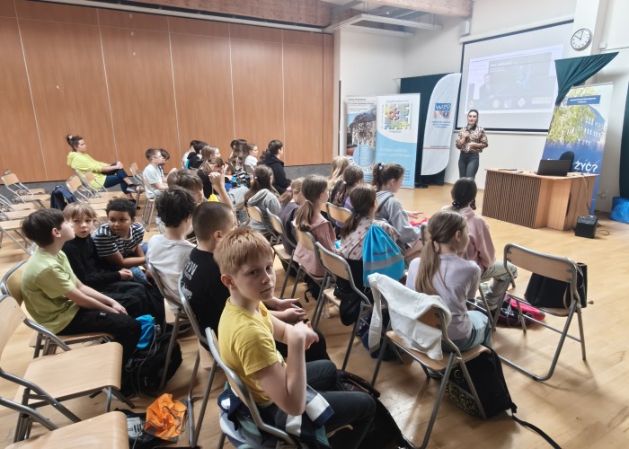 Zdjęcie 6. Uczniowie ze SP nr 206 w Warszawie oraz Pani Emilia Liberacka Egzaminator z WORD w Warszawie podczas  „konkursu z wiedzy z zakresu BRD”. (zdjęcie źródło: WORD w Warszawie).