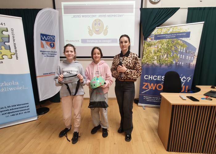 Zdjęcie 7. Wręczenie nagród najaktywniejszym uczestniczkom „konkursu z wiedzy z zakresu BRD” przez Panią Emilię Liberacką Egzaminator z WORD w Warszawie. (zdjęcie źródło: WORD w Warszawie).