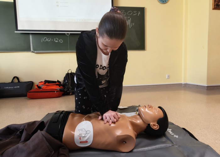 Zdjęcie 8. Uczennica ze SP nr 206 w Warszawie podczas ćwiczenia tzw. „resuscytacji krążeniowo - oddechowej” w ramach panelu „pierwsza pomoc”. (zdjęcie źródło: WORD w Warszawie).
